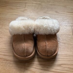 UGG Kids Slippers with Cream Fur - size 2